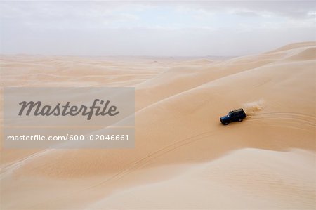 Jeep sur les Dunes de sable, désert de Libye, Égypte