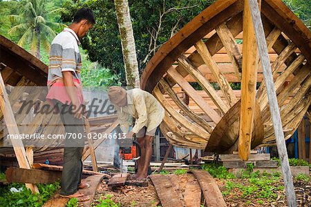 Bootsbauer arbeiten, Bungus Bay, Sumatra, Indonesien