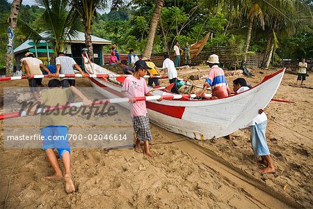 Menschen Sie schleppen Fischerboot, Bungus Bay, Sumatra, Indonesien
