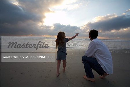 Père et fille sur la plage