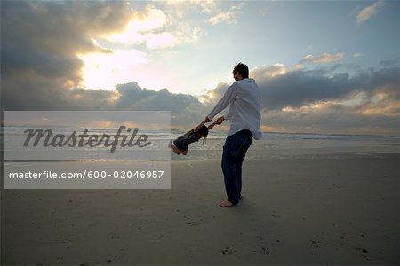 Père et fille sur la plage