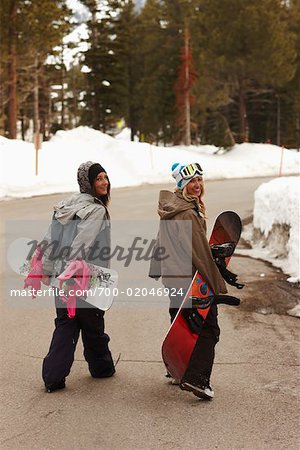 Frauen, die Snowboards