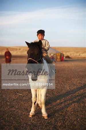 Portrait du petit garçon sur cheval, Mongolie