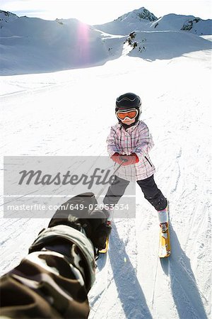 Jeune fille était remorquée sur skis