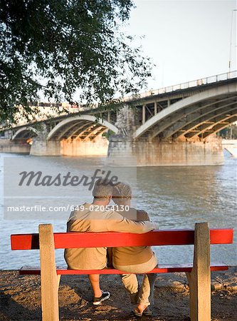 Couple sur banc de rivière