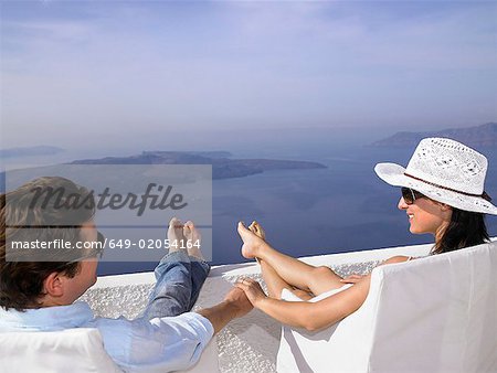 Couple regardant la vue sur la mer