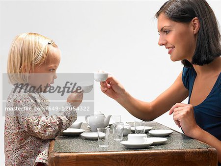 Tochter und Mutter mit Tee