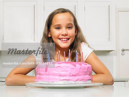 Portrait de jeune fille avec gâteau d'anniversaire