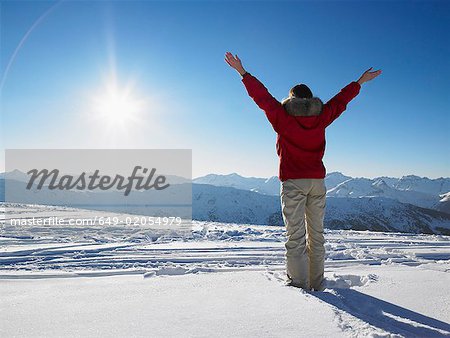 Jeune femme en admirant la vue sur la montagne