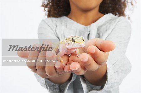 Girl Holding lézard