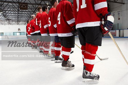 Eishockeyteam während der Nationalhymne