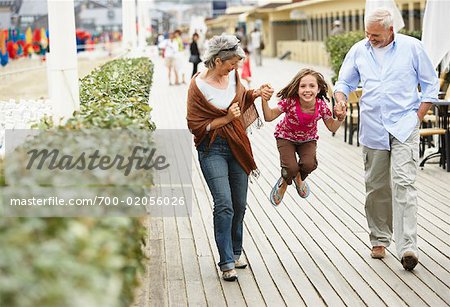 Grands-parents et petite-fille sur Boardwalk