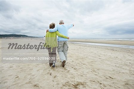 Couple marchant sur la plage