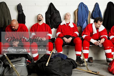 Eishockeyteam in Umkleidekabine