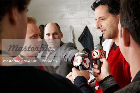 Joueur de hockey, donnant des entrevues aux journalistes