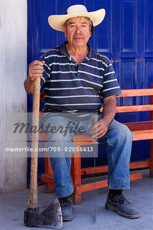 Portrait d'un homme avec une hache et de machette, Zitacuaro, Michoacan, Mexique