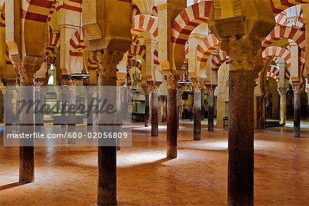 Maurische Bögen und Spalten, Mezquita, Cordoba, Andalusien, Spanien