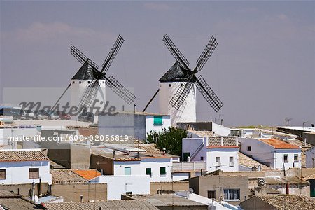 Moulins à vent et la ville, Campo de Criptana, La Mancha, Espagne