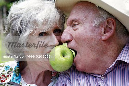 Senior couple deux apple mordant