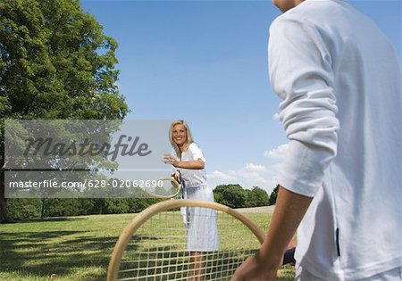 Couple, jouer au tennis dans un parc