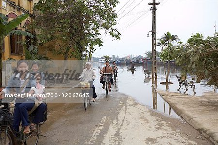Menschen Radfahren auf Straße, Hoi an, Vietnam
