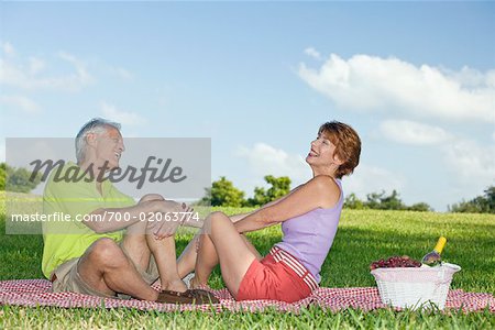 Paar mit einem Picknick