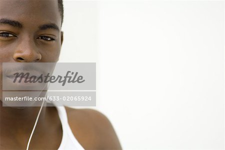 Teen boy écouter écouteurs, portrait, recadrée
