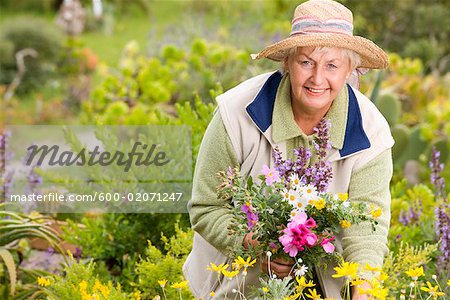 Portrait de femme en pré, recueillir des fleurs