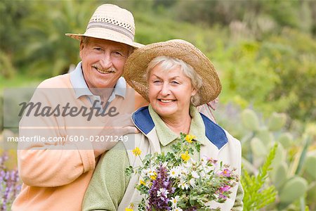 Porträt von paar, Frau halten Blumen