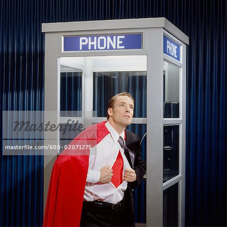 Mann Eröffnung Shirt, Super Hero Kostüm in Telefonzelle zu enthüllen