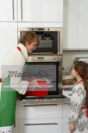 Mère et fille faire des biscuits de Noël