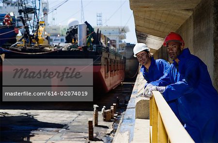 Portrait de deux travailleurs de port