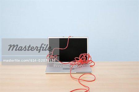 Laptop und Kabel