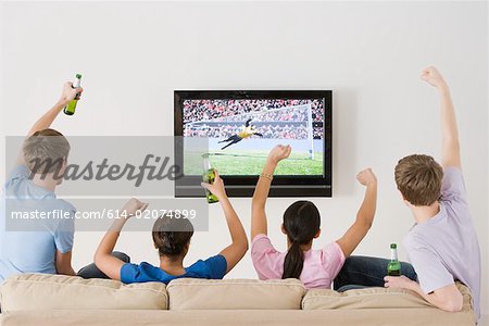 Amis de regarder le football sur la télévision