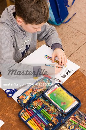 Garçon en salle de classe