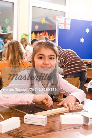 Porträt des Mädchens im Klassenzimmer