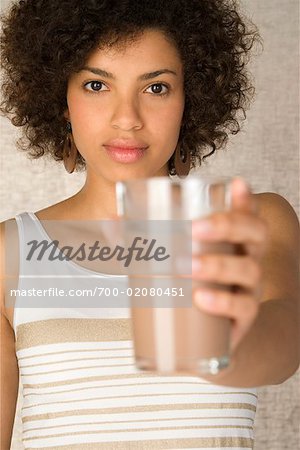 Portrait de femme buvant du lait au chocolat