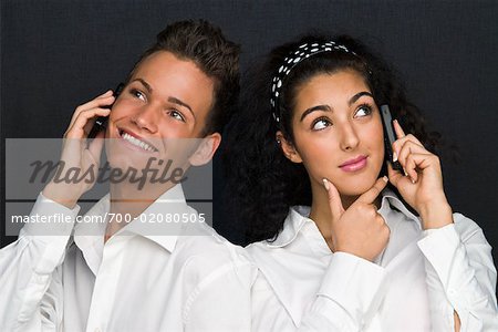 Homme et femme de parler sur les téléphones cellulaires