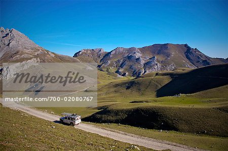 Fahrzeug auf Country Road, Asturien, Spanien