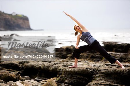 Femme pratiquant le Yoga sur la plage, San Pedro, Los Angeles, Californie, USA