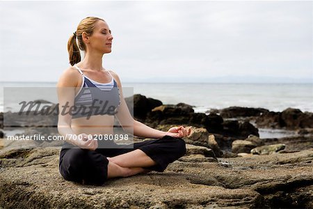 Frau praktizieren Yoga am Strand, San Pedro, Los Angeles, Kalifornien, USA
