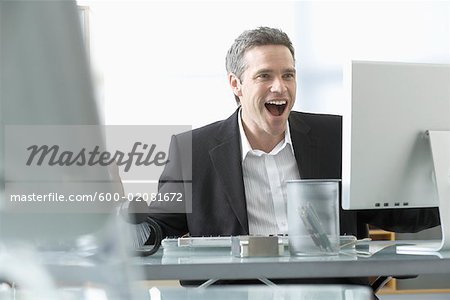 Homme travaillant sur ordinateur