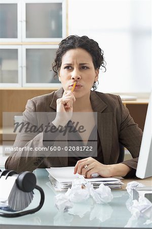 Femme d'affaires assis à Writing Desk