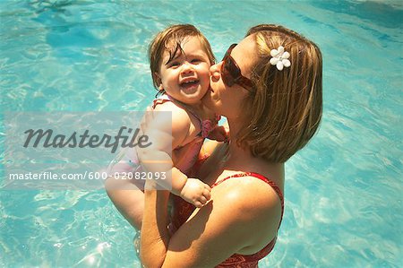 Mutter und Tochter im Schwimmbad