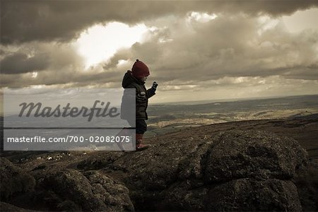 Garçon marche sur Haytor, Dartmoor, collines, Devon, Angleterre