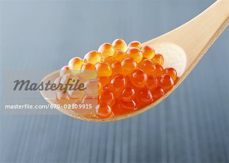 Une cuillerée de œufs de saumon Une cuillerée de œufs de saumon