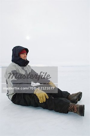 Homme sur le Ross Ice Shelf, la mer de Ross, Ross Island, McMurdo Sound, dépendance de Ross, Antarctique