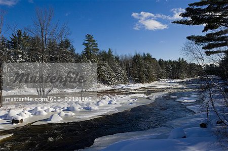 Rivière en hiver, Laurentides, Québec, Canada