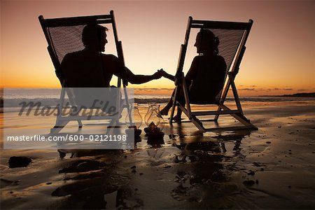 Couple Assis Dans Des Chaises De Plage Sur La Plage Au