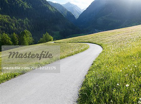 Bobinage route traversant la prairie Alpine, du parc national Hohe Tauern, Autriche